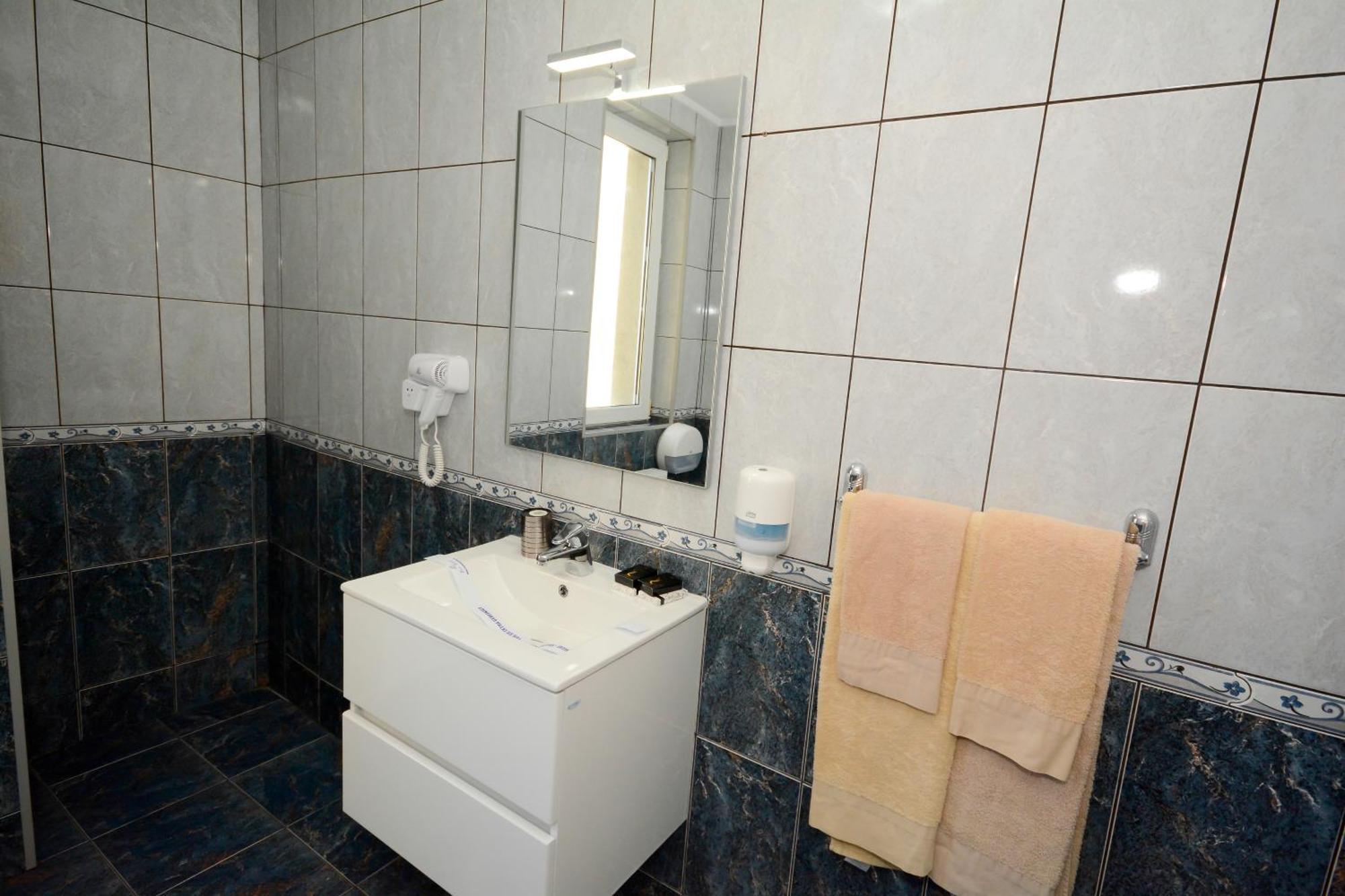 Hotel Andre'S Krajowa Zewnętrze zdjęcie