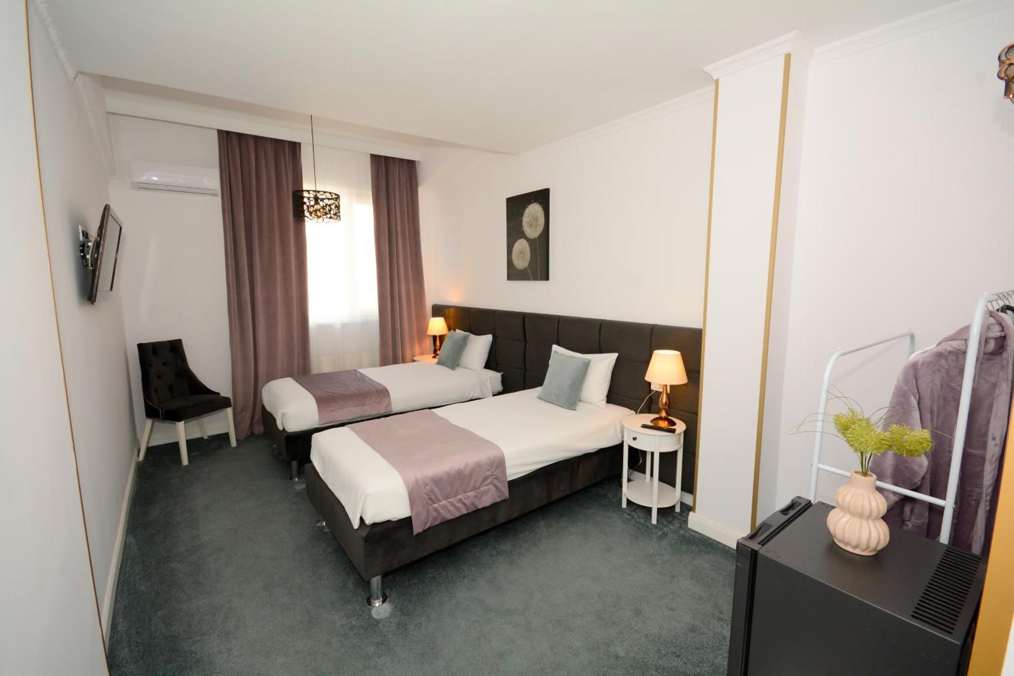 Hotel Andre'S Krajowa Zewnętrze zdjęcie