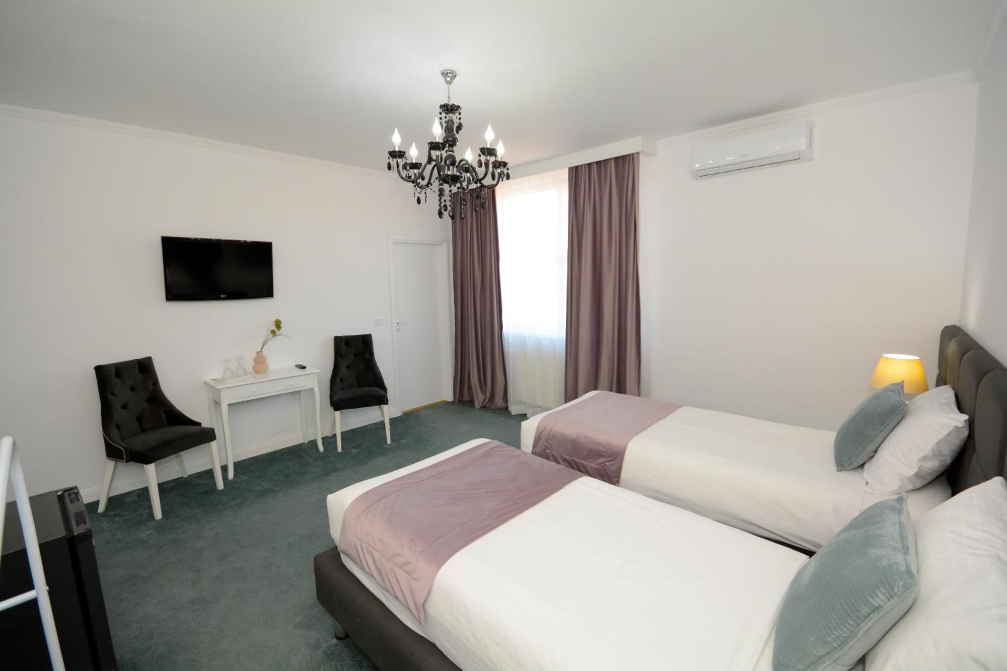 Hotel Andre'S Krajowa Zewnętrze zdjęcie